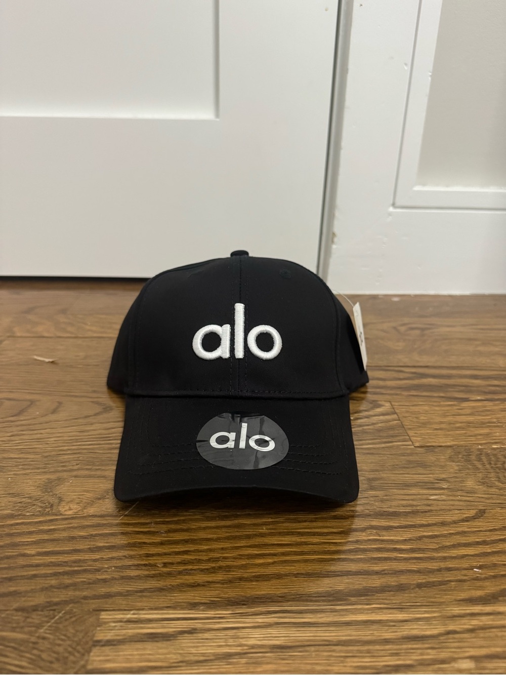 Black and white Alo Yoga Cap